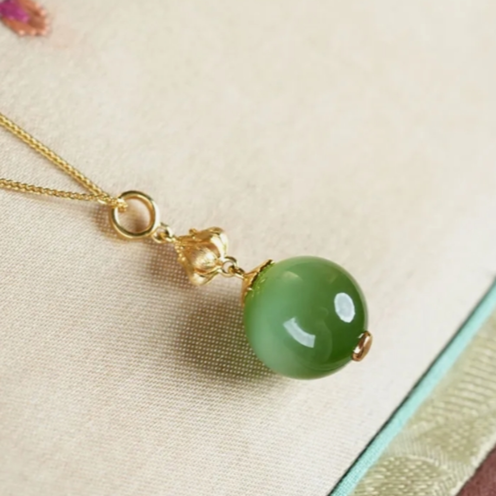 Green Cat’s Eye Nephrite Jade Collarbone Pendant view 1