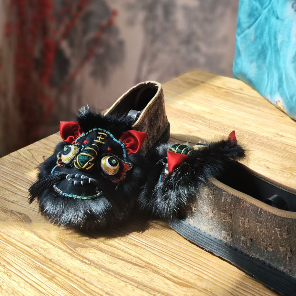“Lion Dance” Thousand-Layer Sole Silk Shoes $599.00 view 2