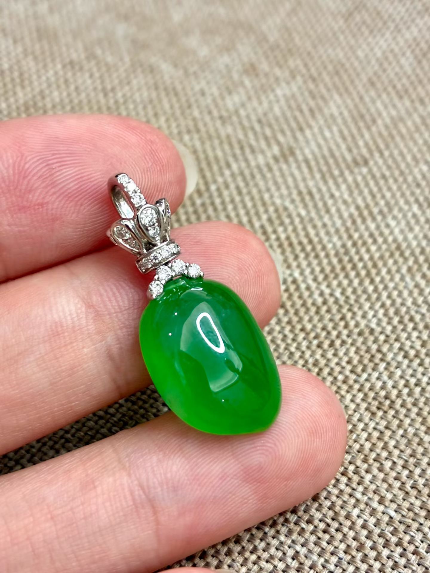 Full Green Jadeite Fu Gua (The Chinese Fortune Gourd, 7g)