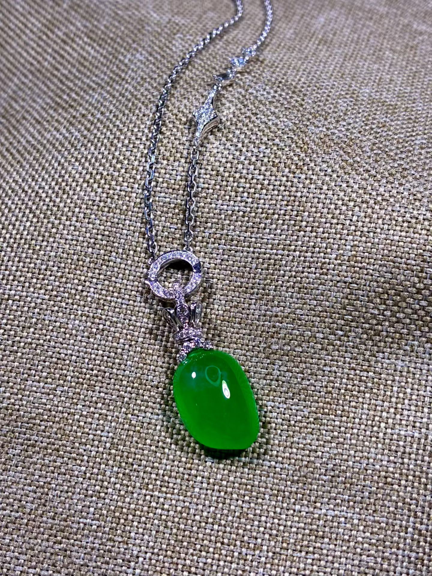 Full Green Jadeite Fu Gua (The Chinese Fortune Gourd, 7g) view 3