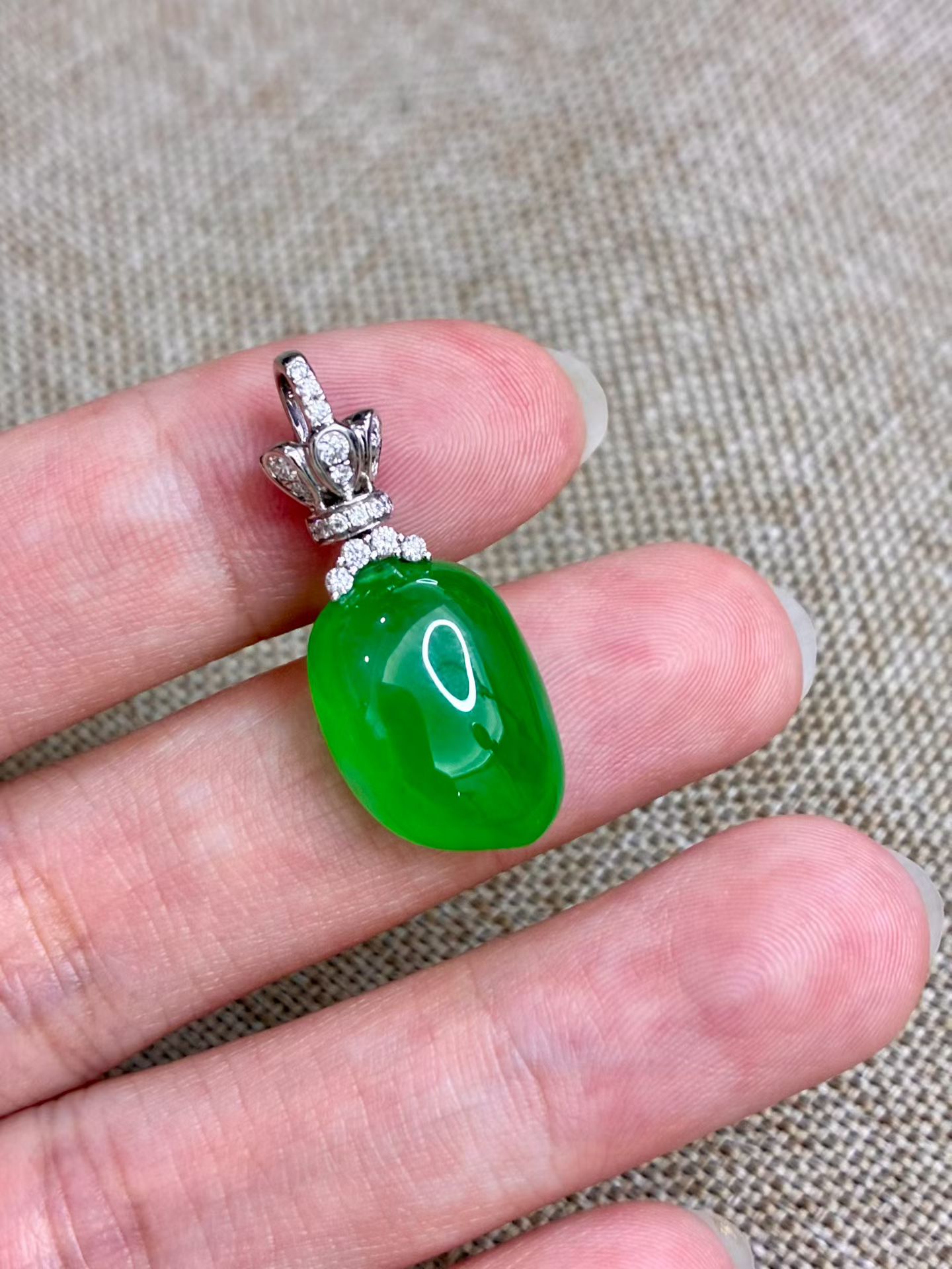 Full Green Jadeite Fu Gua (The Chinese Fortune Gourd, 7g) view 5