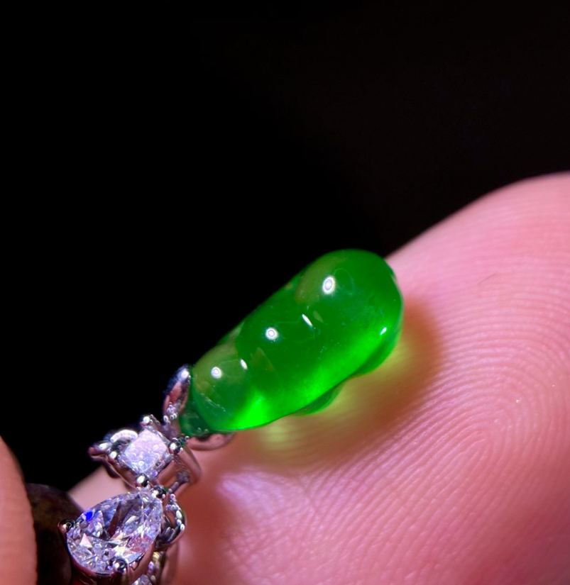 Glassy Vivid Yang Green Jadeite Fu Dou (The Chinese Four-Season Bean)