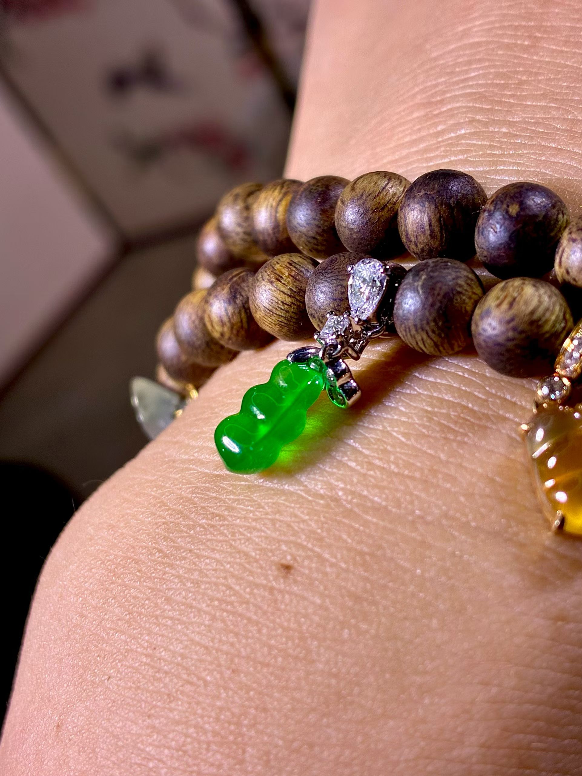 Glassy Vivid Yang Green Jadeite Fu Dou (The Chinese Four-Season Bean) view 5