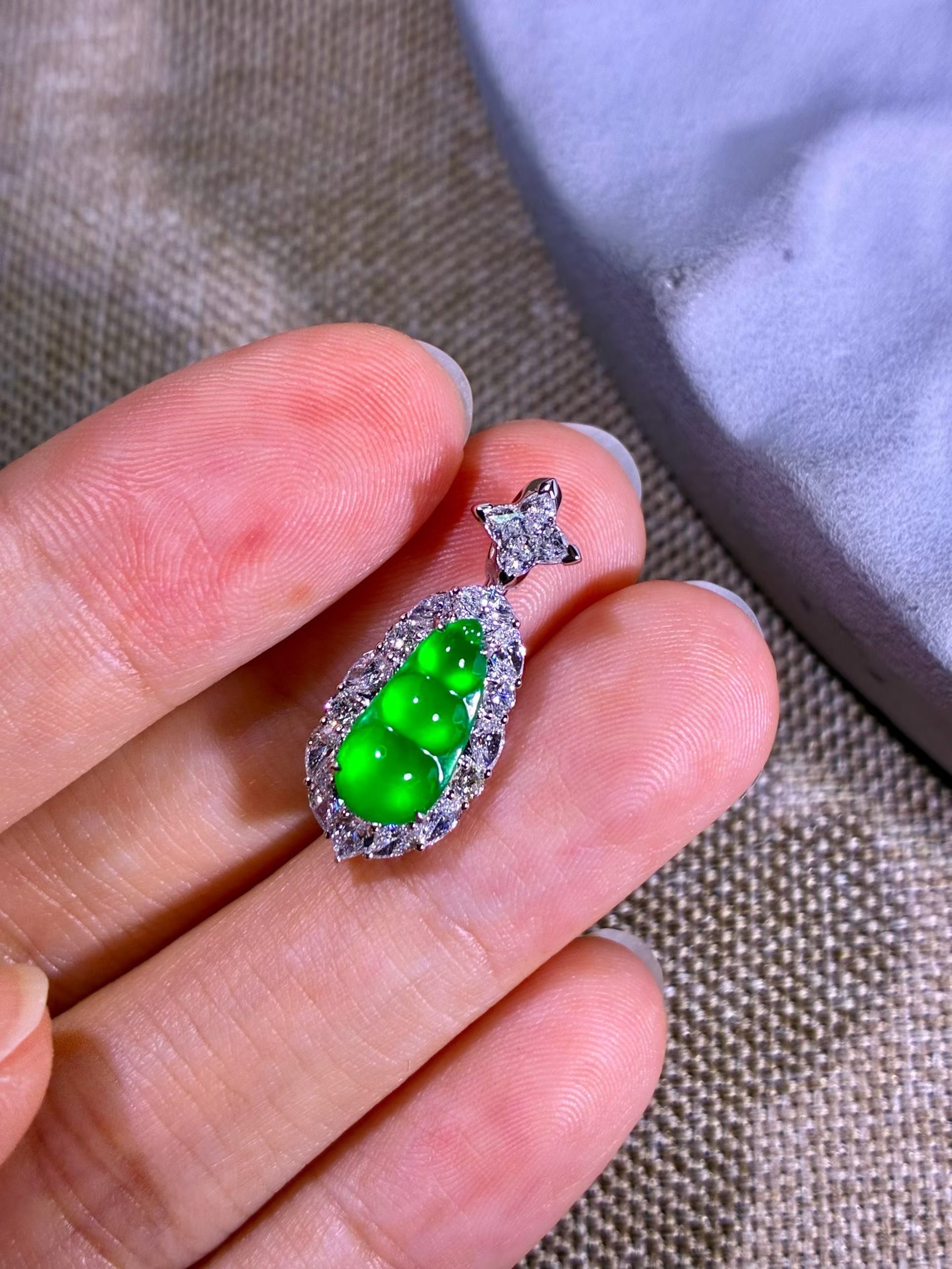 Vivid Green Long Shi Zhong Jadeite Fu Dou (The Chinese Four-Season Bean) view 1