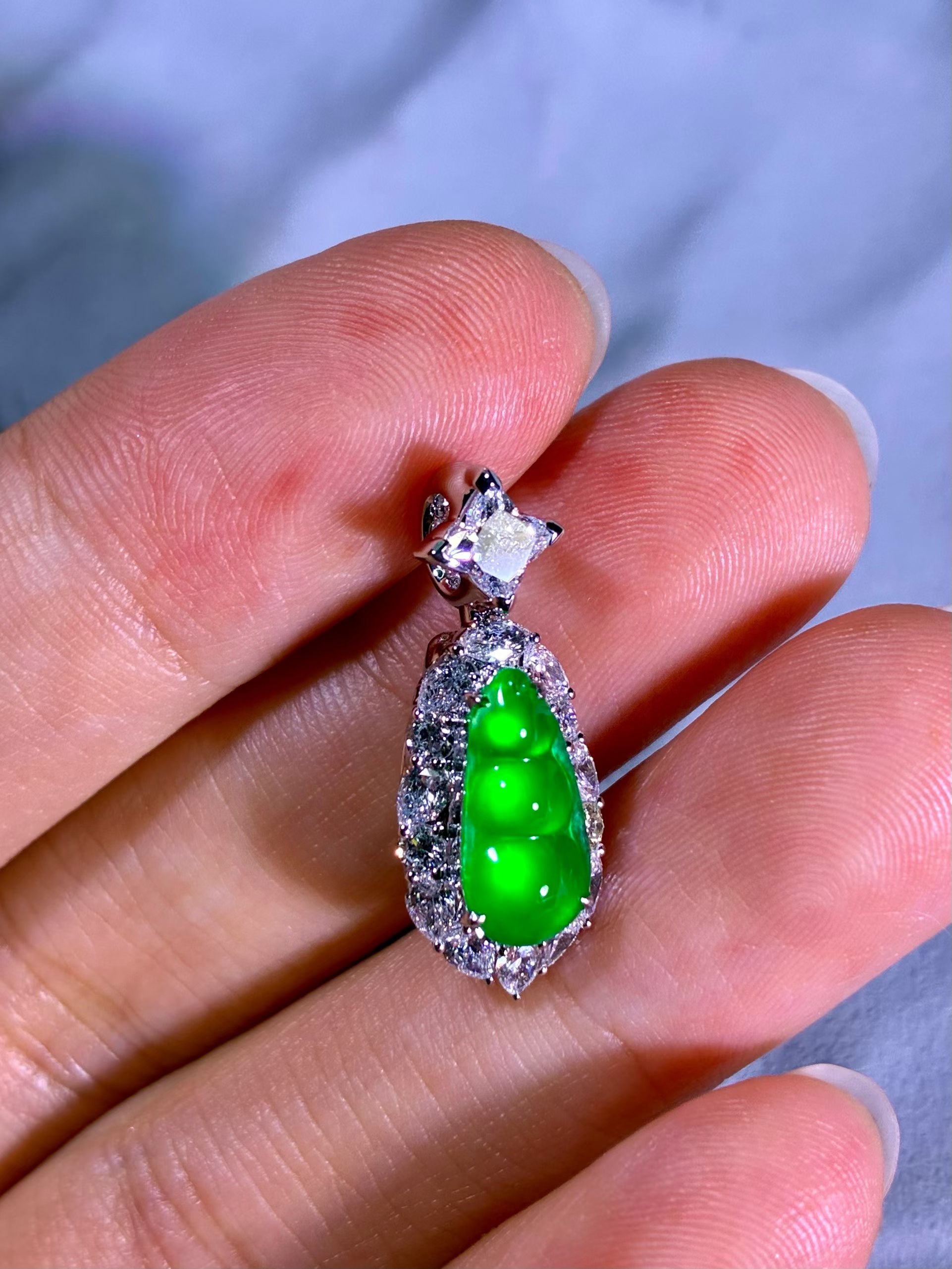 Vivid Green Long Shi Zhong Jadeite Fu Dou (The Chinese Four-Season Bean) view 2
