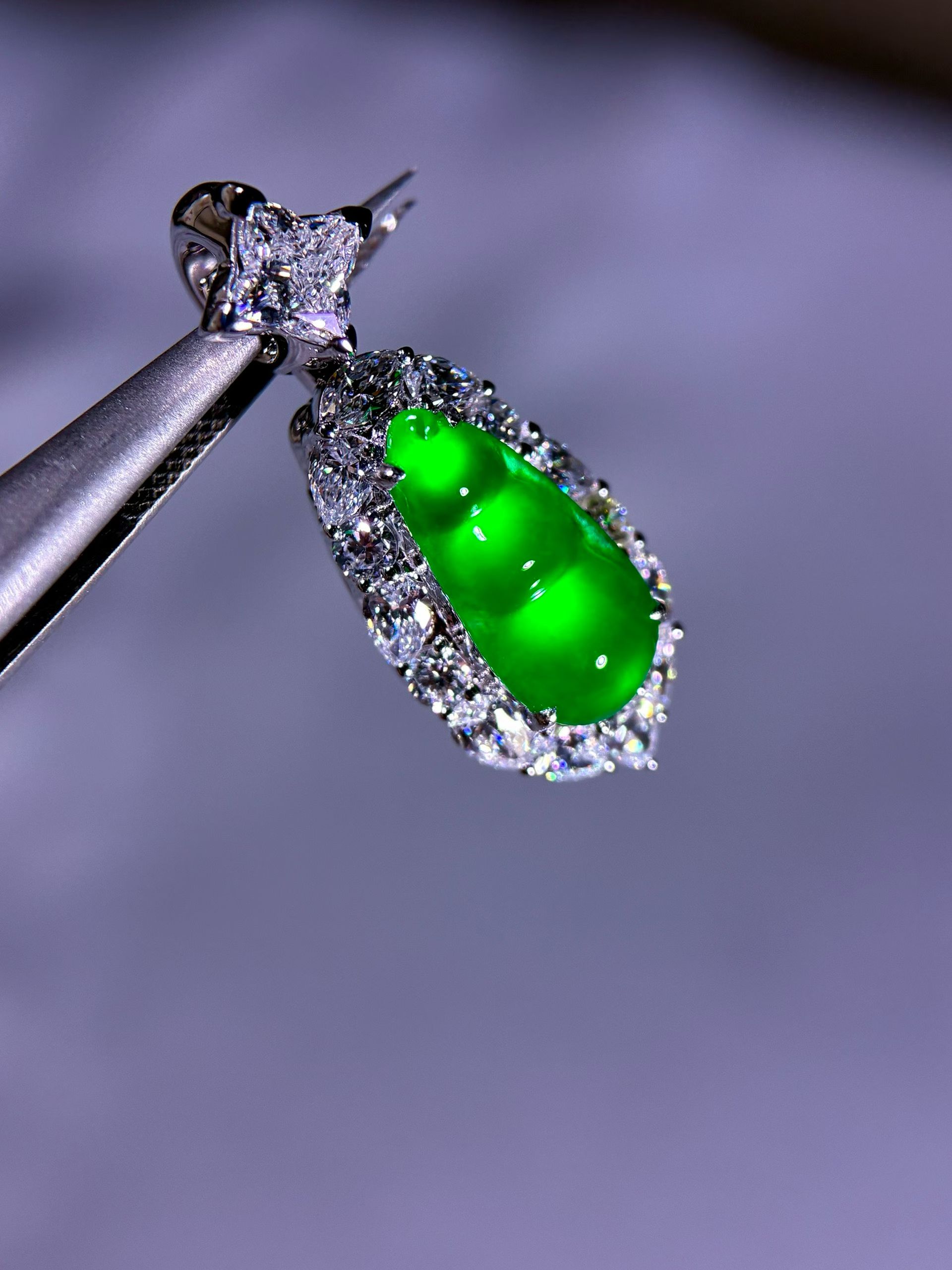 Vivid Green Long Shi Zhong Jadeite Fu Dou (The Chinese Four-Season Bean) view 5