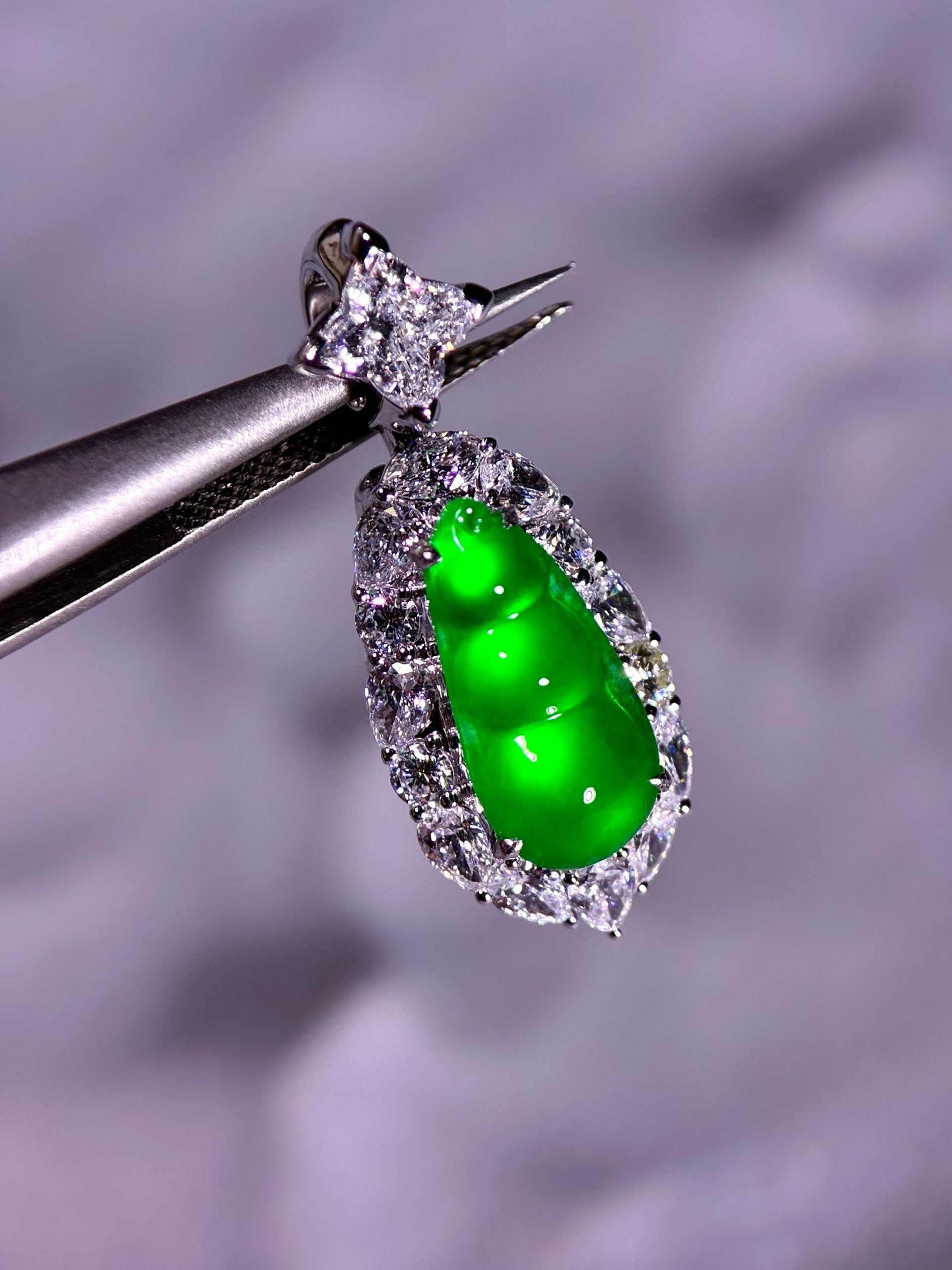 Vivid Green Long Shi Zhong Jadeite Fu Dou (The Chinese Four-Season Bean) view 6
