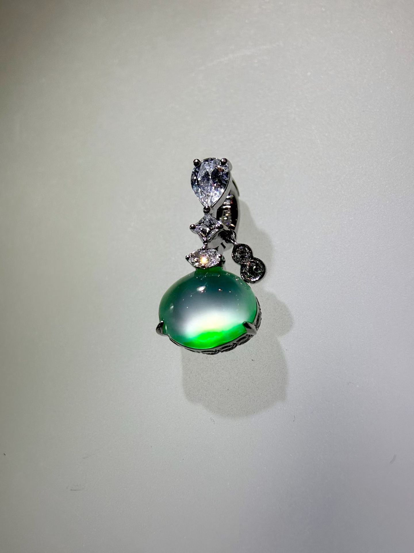 Long Shi Zhong Jadeite Round Cabochon Collarbone Pendant