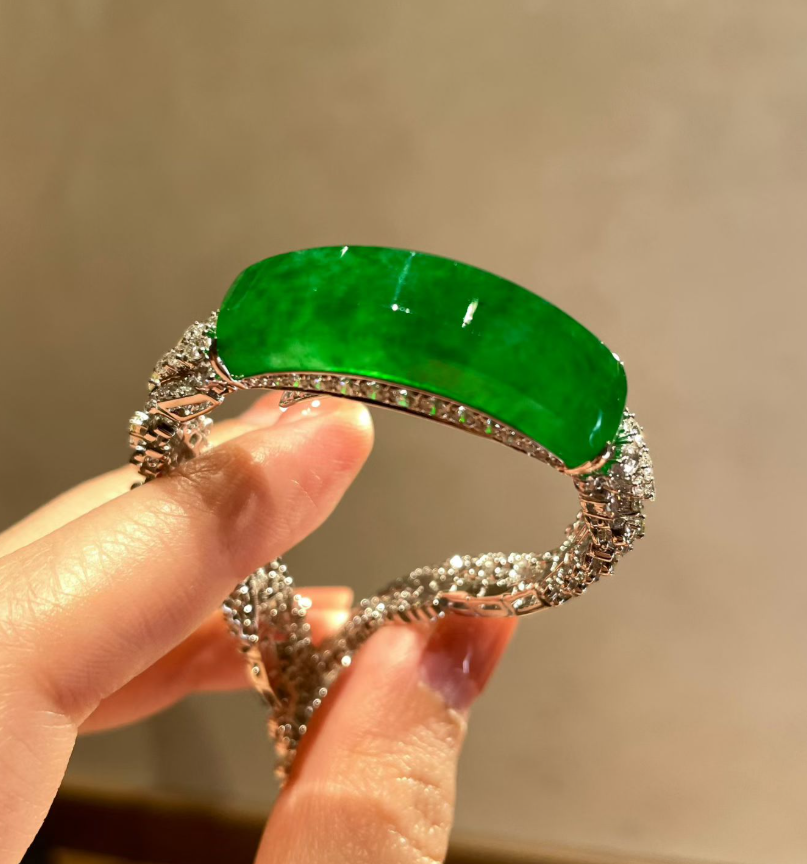High Jewelry Glassy Imperial Green Jadeite Diamond Bracelet