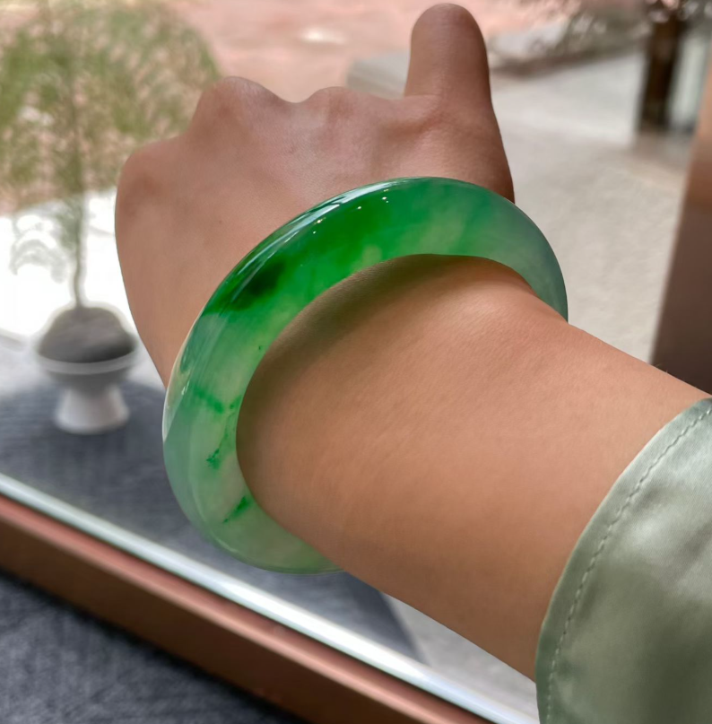 Icy Spicy Green Jadeite Round Bangle (54.6mm) view 4