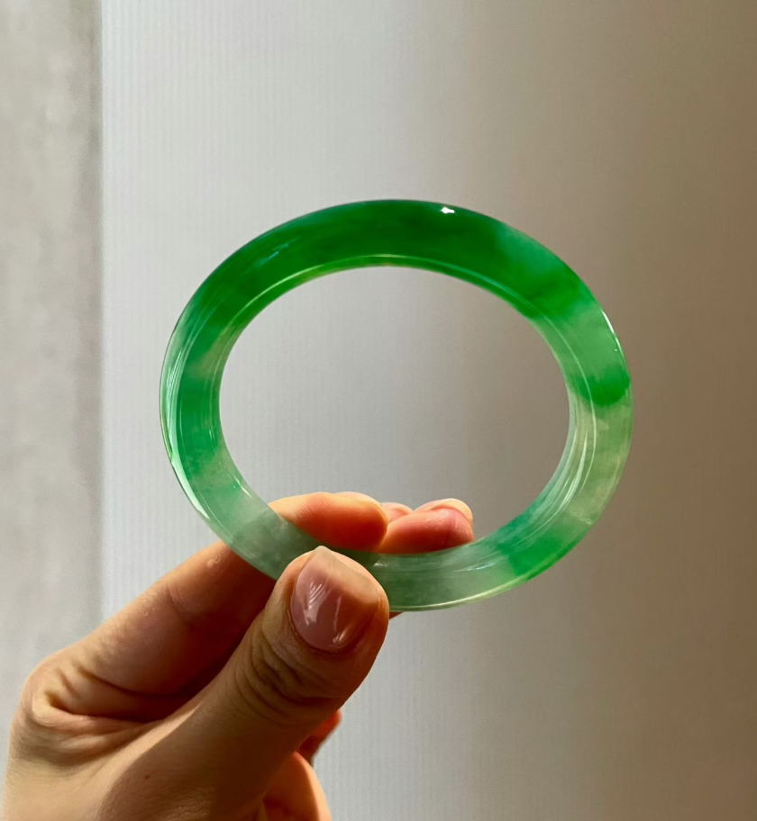 Glassy Green Jadeite Round Bangle (49.5mm)