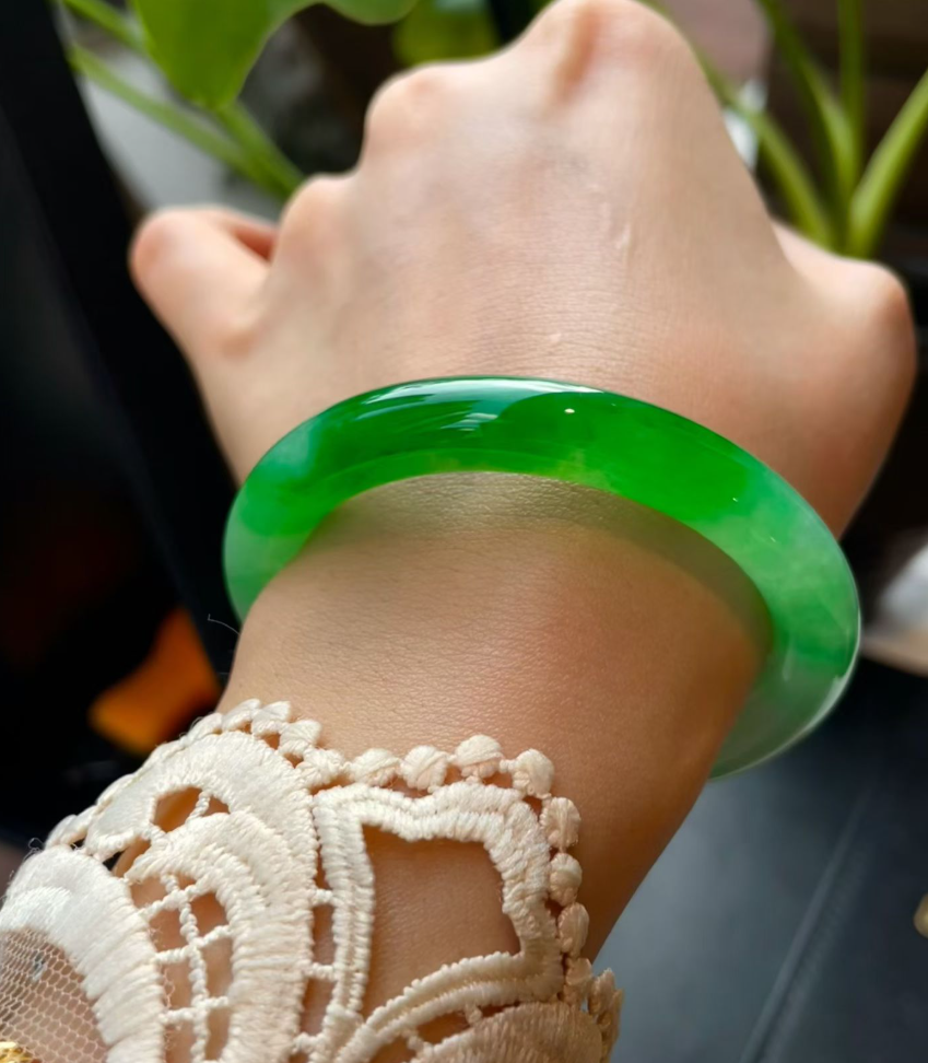 Glassy Green Jadeite Round Bangle (49.5mm) view 3