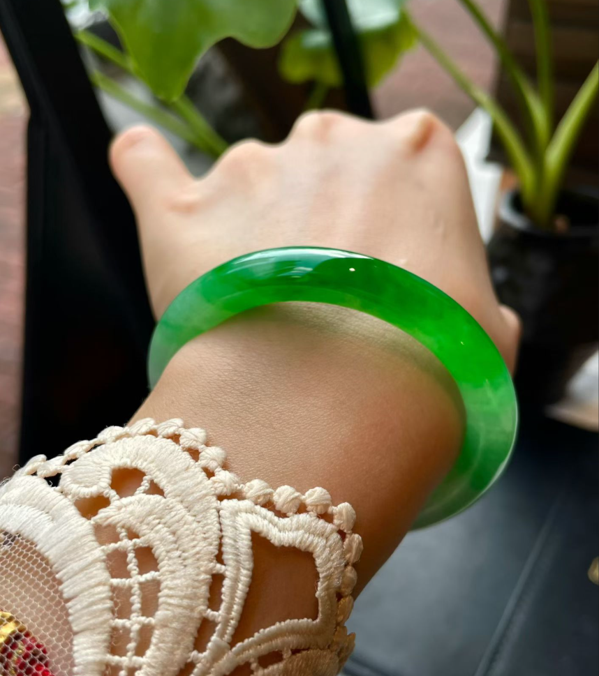 Glassy Green Jadeite Round Bangle (49.5mm) view 4