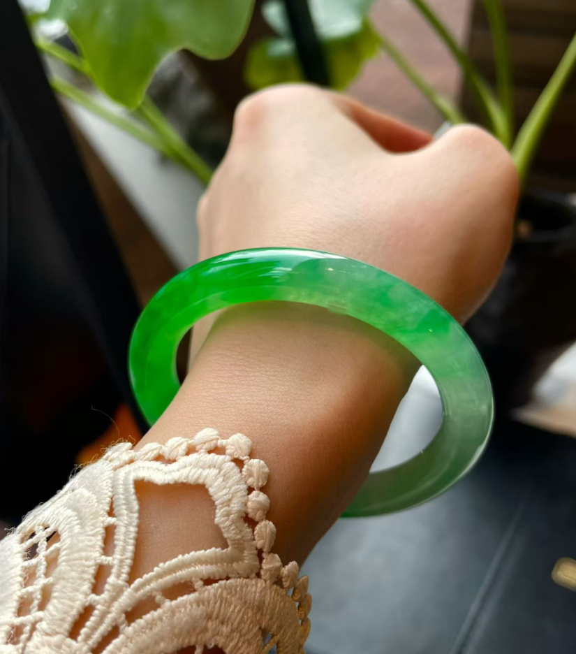 Glassy Green Jadeite Round Bangle (49.5mm) view 5