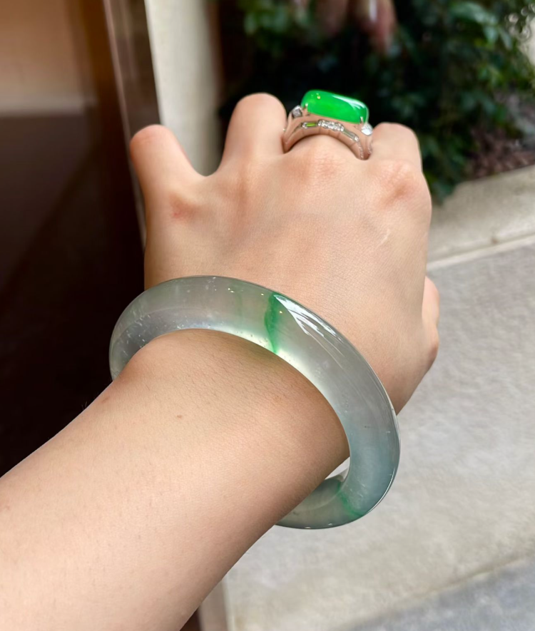 Glassy Floating Yang Green Jadeite Round Bangle (53.8mm) view 5
