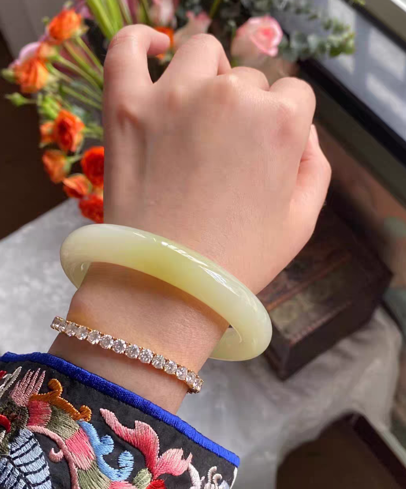 Xinjiang Ruoqiang Huangkou Nephrite Round Bangle (59mm) view 3