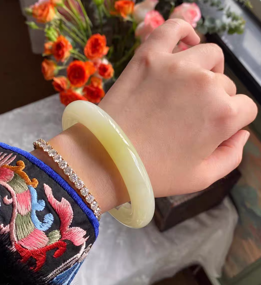 Xinjiang Ruoqiang Huangkou Nephrite Round Bangle (59mm) view 4