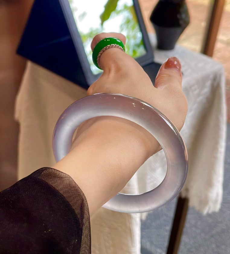 Glassy Lavender Jadeite Round Bangle (58mm)