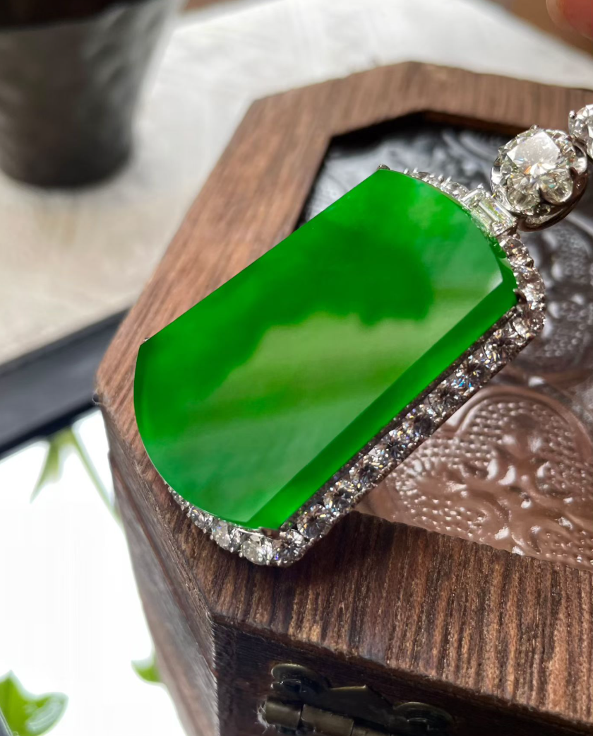 Rich Green Ping An Wu Shi Pai Pendant (平安无事牌)