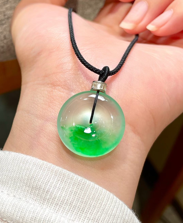Glasartig lebhaft grüner Blumenjadeit Ping An Kou