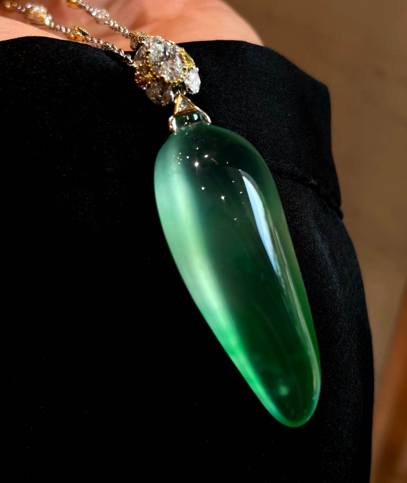Glasklarer leuchtend grüner Long-Shi-Zhong-Jadeit Fu-Gua-Anhänger
