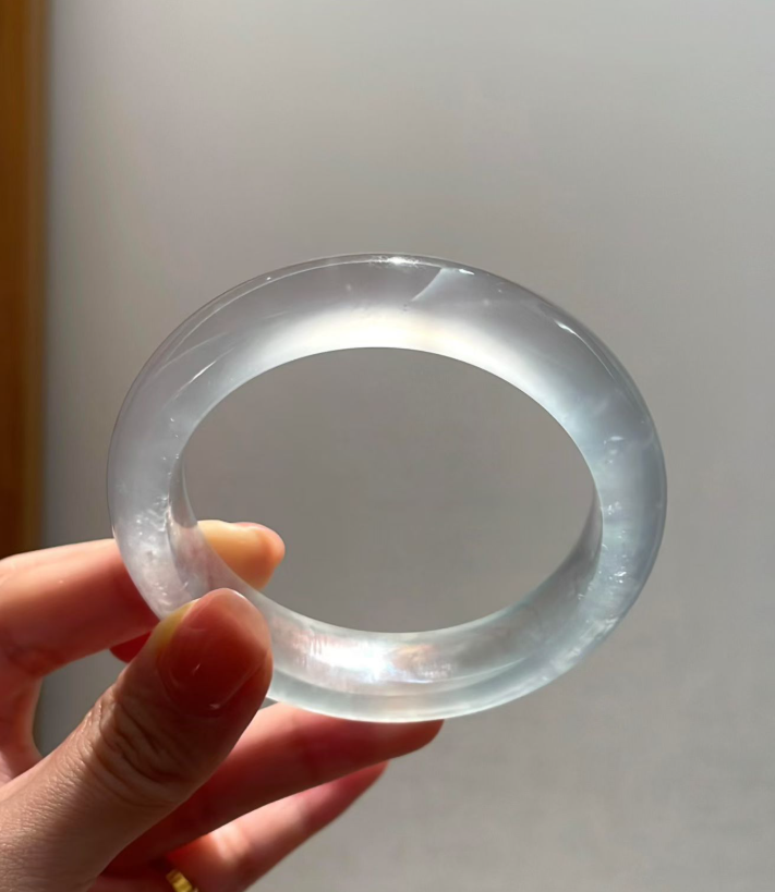 유리 같은 화이트 제이드이트 “문라이트” 팔찌 (클래식 플랫 팔찌, 55mm)