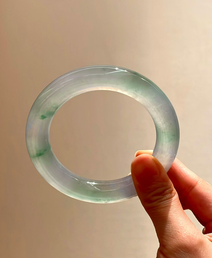 은은한 청록색 꽃무늬가 있는 아이시 제이드 라운드 팔찌 (58mm)